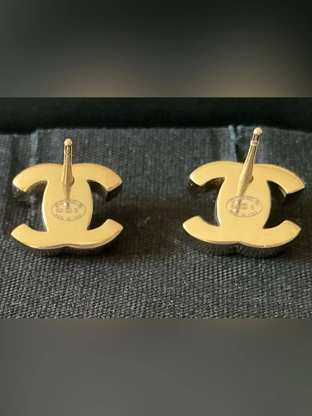 NEW Chanel 21S Classic Gold CC Turn-Lock Stud Earrings. FULL SET